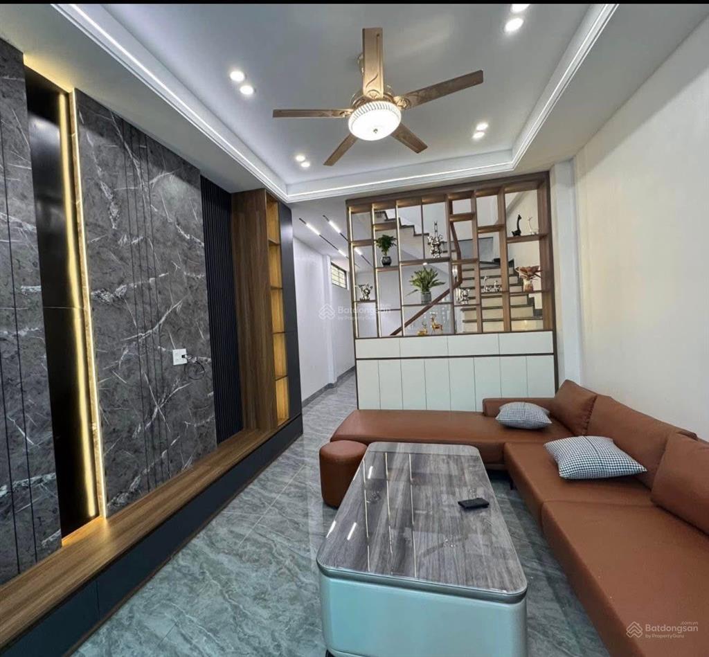 Nhà 3 tầng , 3 mặt thoáng cao xanh , hạ long oto đỗ trong sân  0962 698 ***