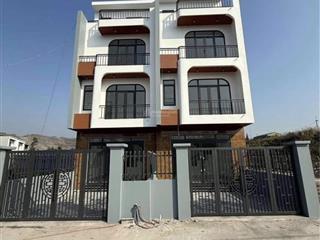 Nhà 3.5 tầng cấp cứu mỏ hà tu đường ô tô, có sân rộng trước sau