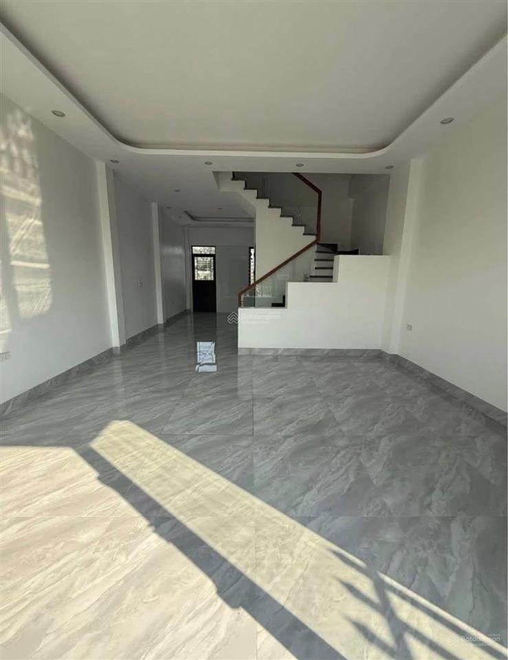 Nhà 3.5 tầng cấp cứu mỏ hà tu đường ô tô, có sân rộng trước sau