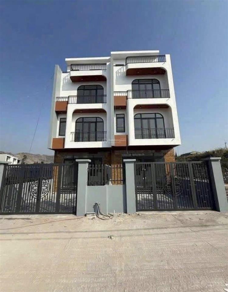 Nhà 3.5 tầng cấp cứu mỏ hà tu đường ô tô, có sân rộng trước sau