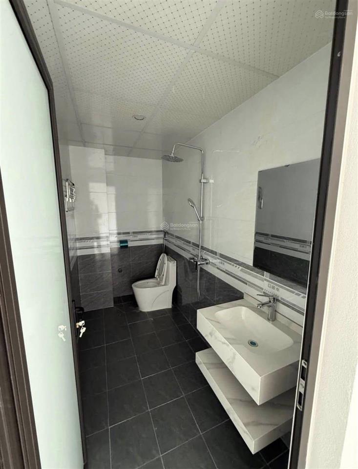 Nhà 3.5 tầng cấp cứu mỏ hà tu đường ô tô, có sân rộng trước sau