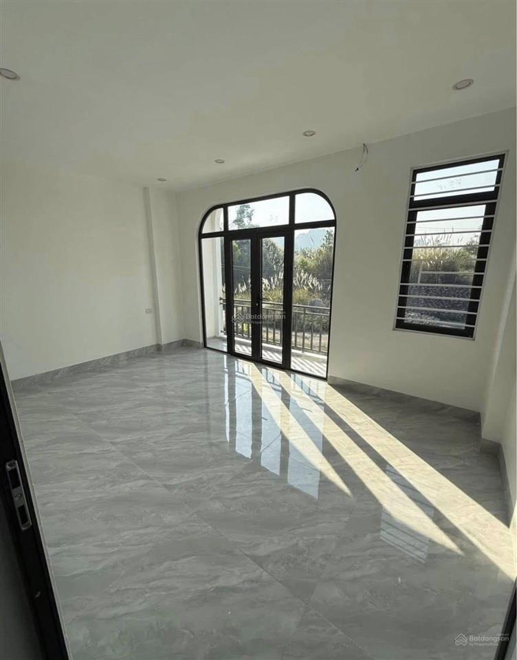 Nhà 3.5 tầng cấp cứu mỏ hà tu đường ô tô, có sân rộng trước sau