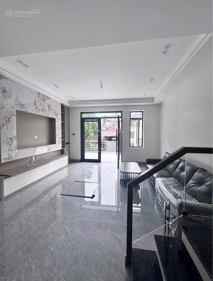 Nhà 3 tầng cao thắng có bãi đỗ oto ngày đêm bên cạnh nhà  0962 698 ***
