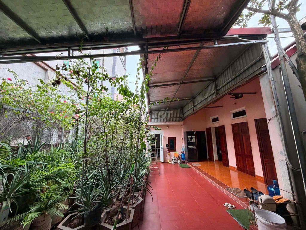 BÁN ĐẤT TẶNG NHÀ CẤP 4 100m2 Ô TÔ TRÁNH CÁCH NHÀ 20m GIÁ NHỈNH 4tỷ