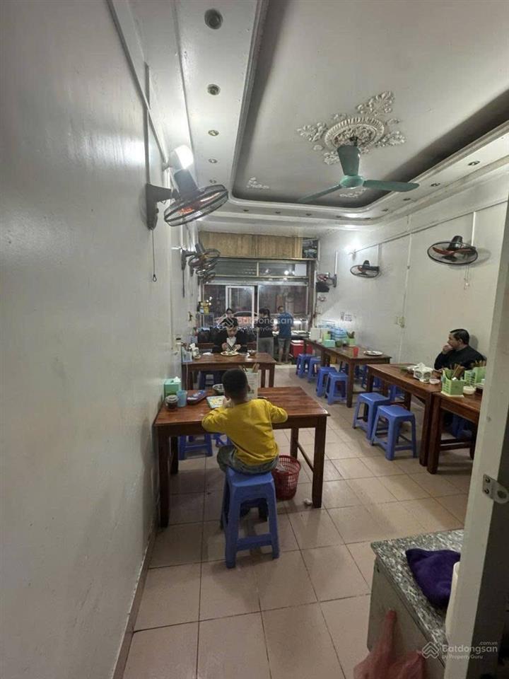 Gia đình tôi cần bán nhanh căn nhà mặt phố chiến thắng kinh doanh vỉa hè