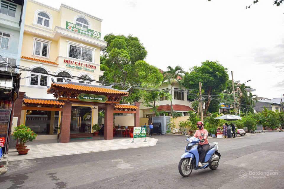 Bán gấp nhà hàng góc 2 mặt tiền huỳnh lan khanh, p.2, tân bình