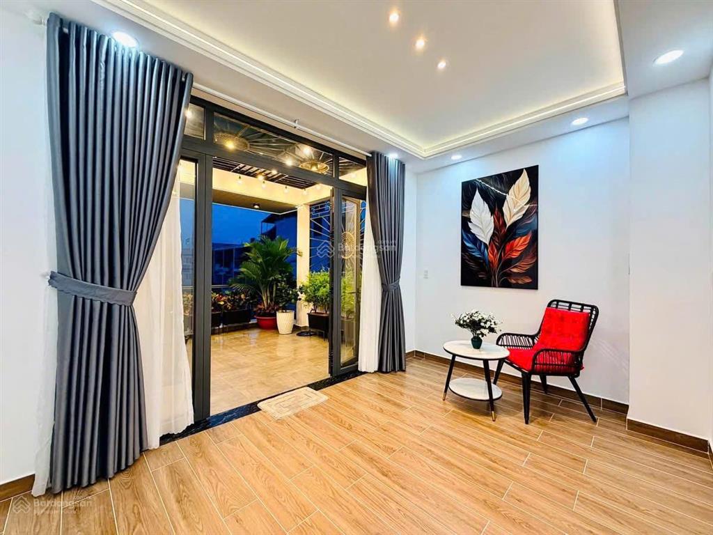 Hai mặt tiền đã hiếm rồi thì với căn 3 mặt tiền này thì phải hiếm cỡ nào lại còn hẻm xe tải thông