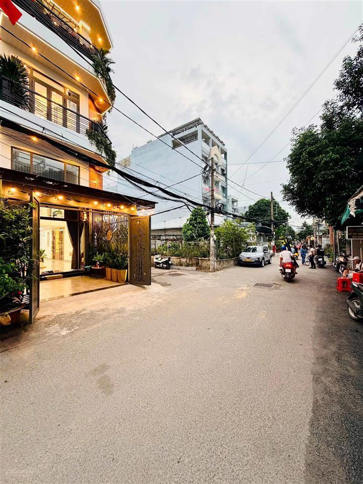 Hai mặt tiền đã hiếm rồi thì với căn 3 mặt tiền này thì phải hiếm cỡ nào lại còn hẻm xe tải thông