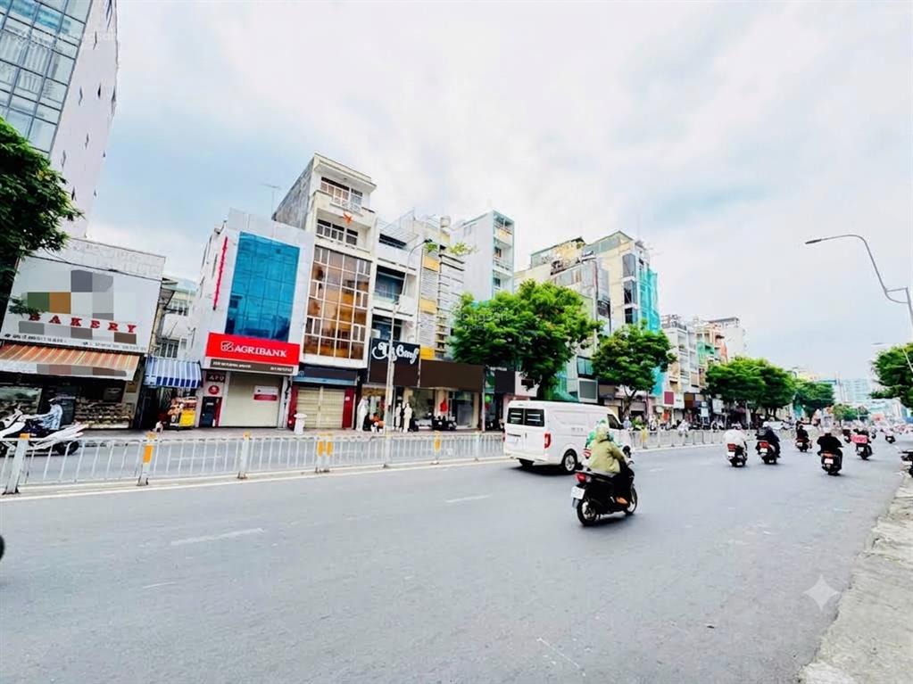 Mặt tiền thương hiệu sản phẩm khan hiếm xuống giá sâu
