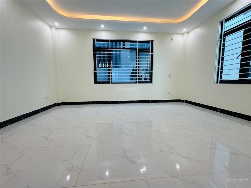 Chính chủ bán nhà 83m2, 4 tầng, mặt đường, gara ô tô, kinh doanh 7,6 tỷ. ko bị quy hoạch