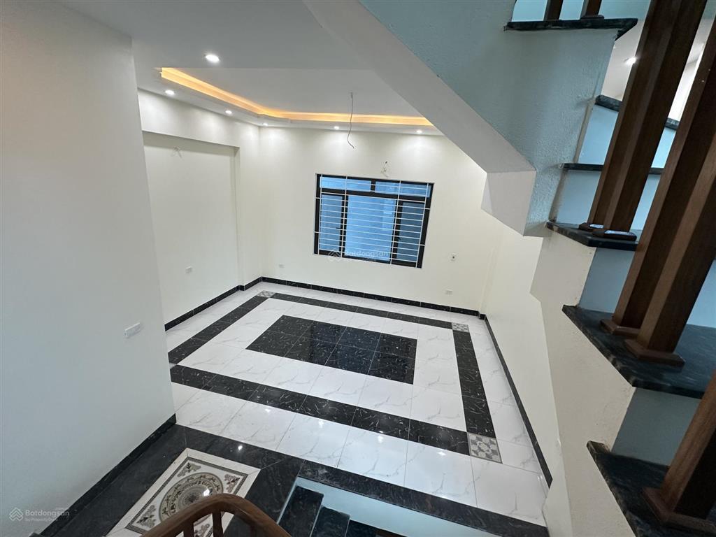 Chính chủ bán nhà 83m2, 4 tầng, mặt đường, gara ô tô, kinh doanh 7,6 tỷ. ko bị quy hoạch