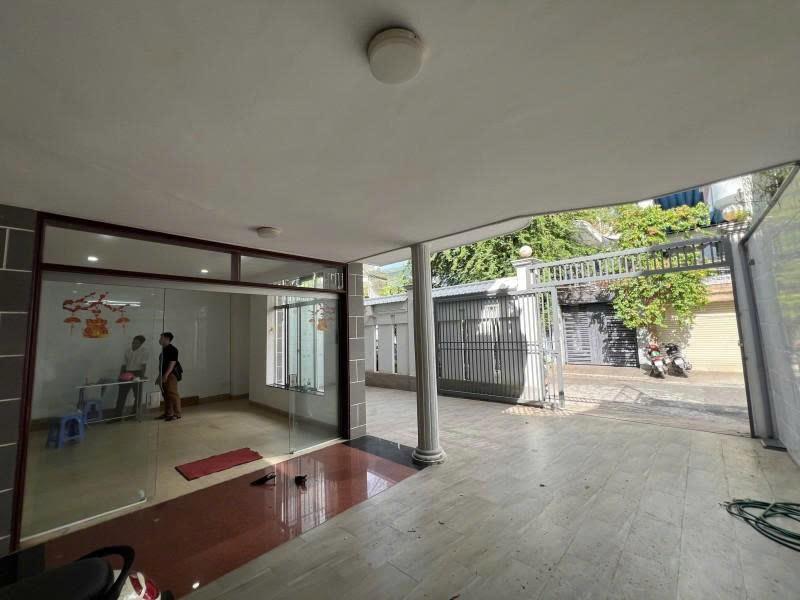 Bán nhà Hẻm 10m Nguyễn Xí - ngay VinCom Nguyễn Xí, 10x17m, 3 Tầng, 8PN, 24,8 Tỷ.
