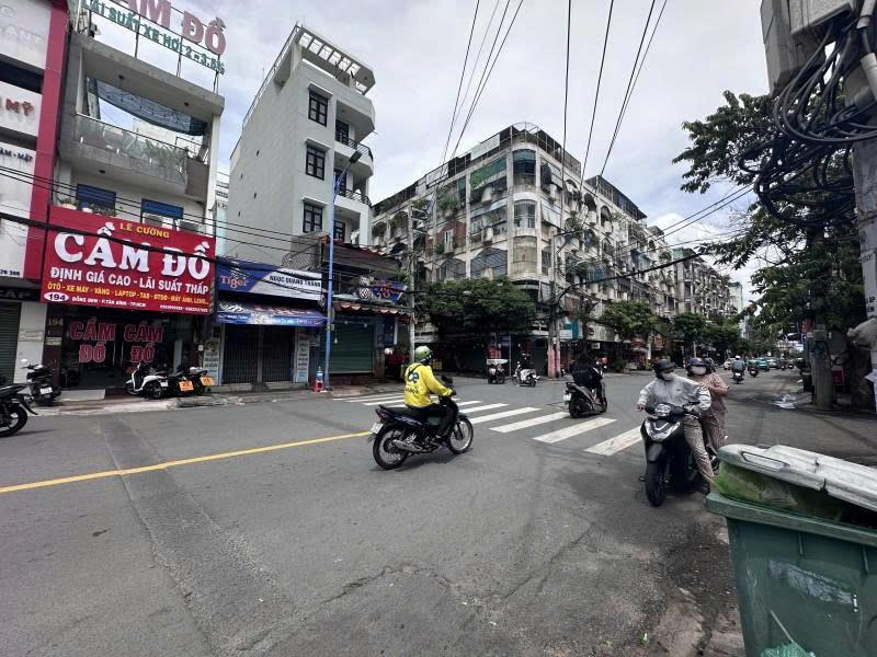 Bán nhà Mặt tiền Đồng Đen - gần Hồng Lạc, 5.2x30m, Cấp 4, GPXD 8 Tấm, hạ còn 23,9 tỷ