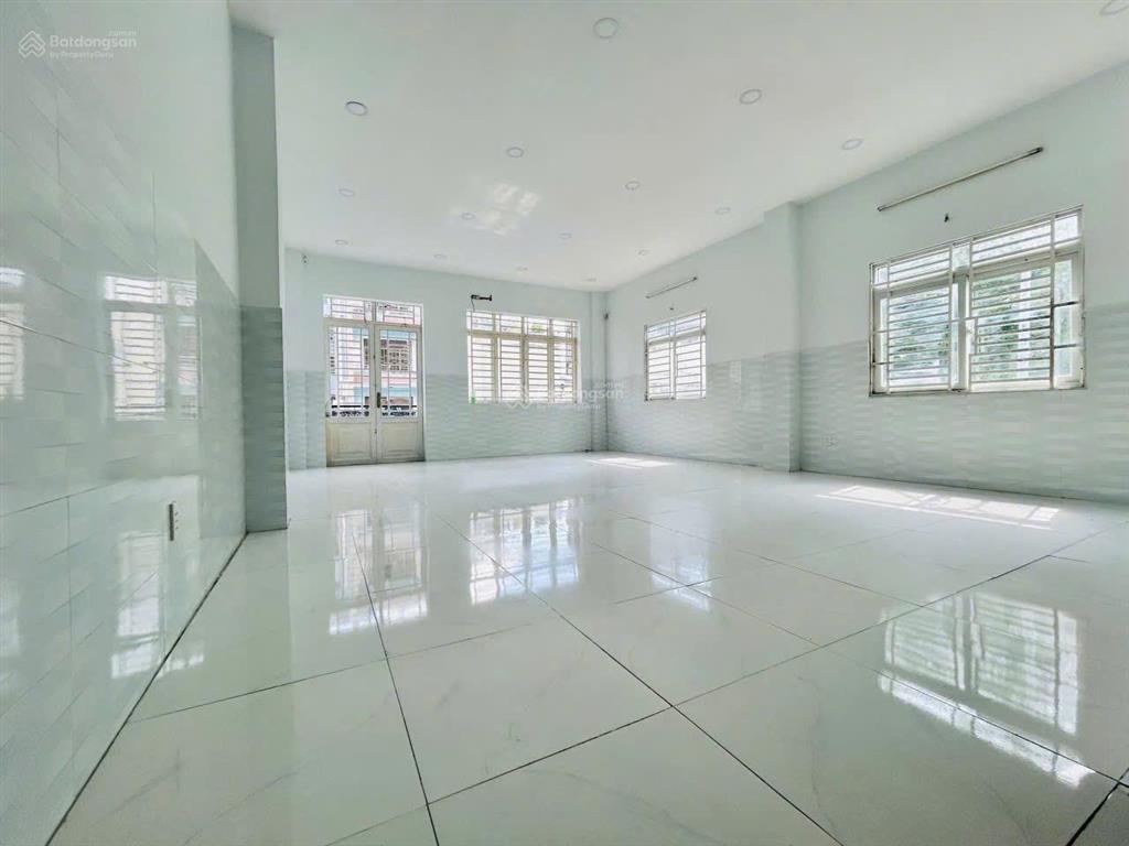 Cần cho thuê nhà mt 4a hoa phượng p.2 q. phú nhuận có thang máy