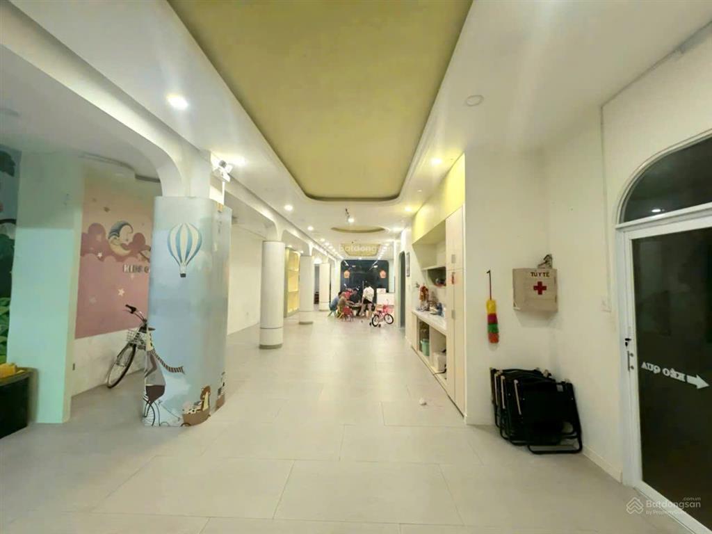 Cần cho thuê nhà mt ngang 7m 246a đồng đen p.11 q.tân bình