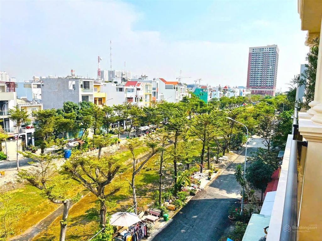 Vip vip! nhà đẹp lung linh 4 lầu st có thang máy liền kề phú mỹ hưng q7