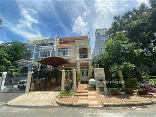 Căn biệt thự phú mỹ hưng góc công viên rất thoáng mát kế bên trường canada giá bán rất tốt