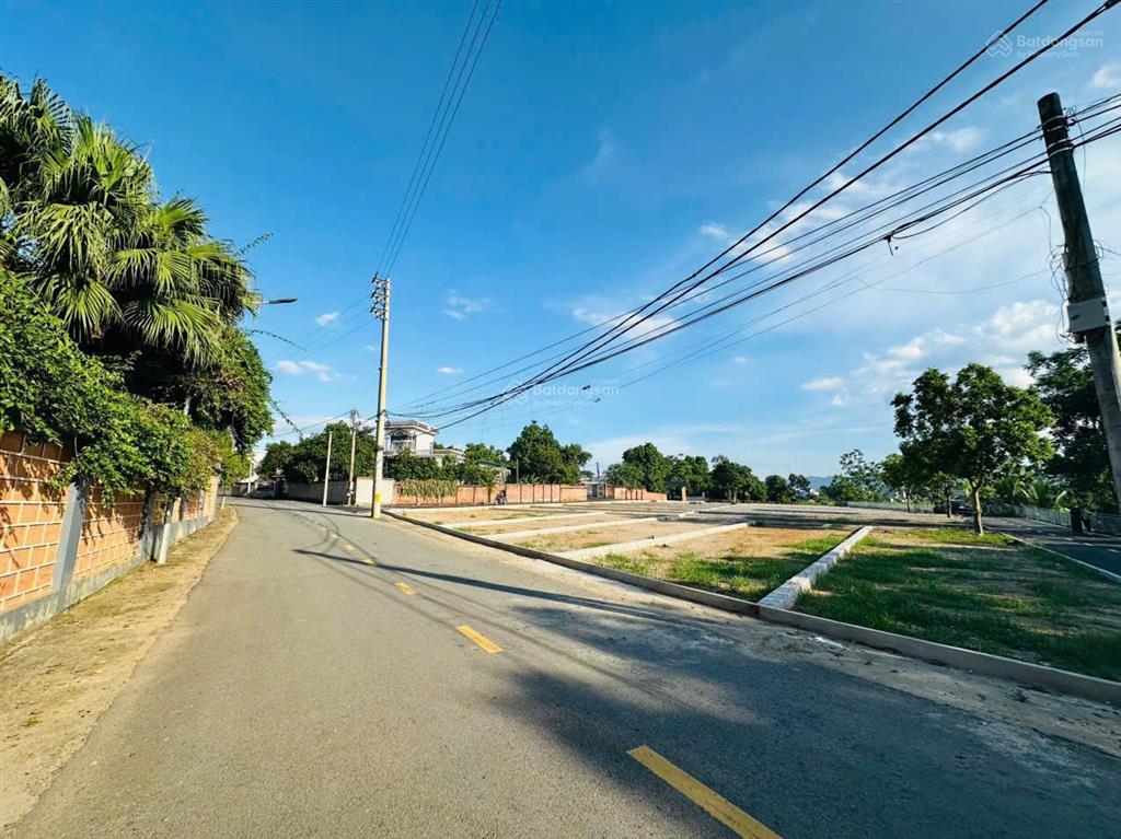 Cần bán lô đất mặt đường kinh doanh nằm ngay sát trường đại học quốc gia và khu công nghệ cao