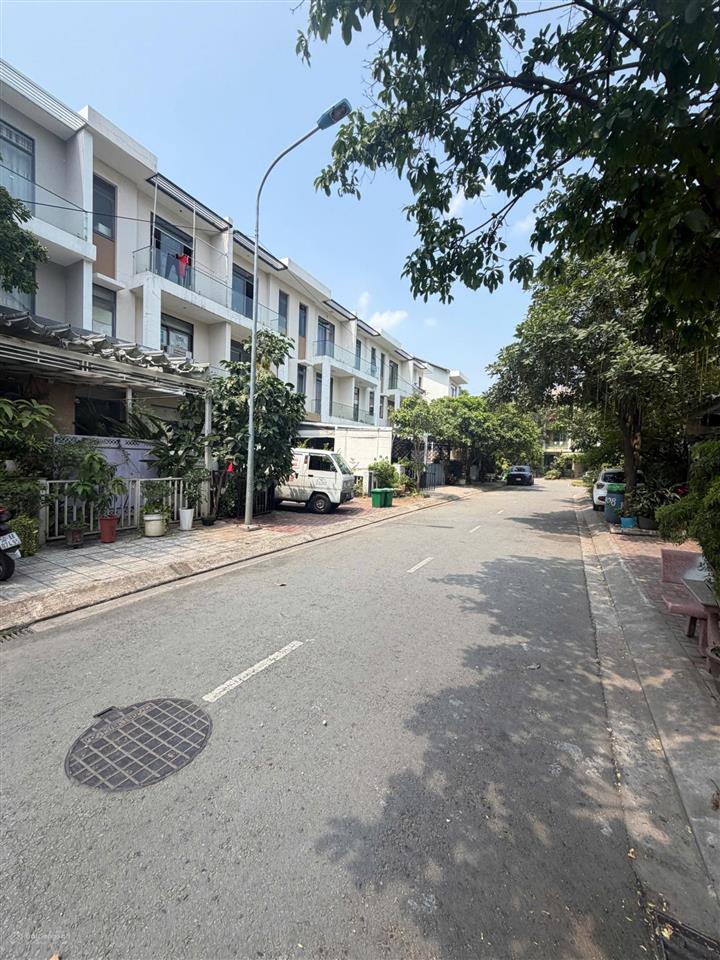 Bán nhà phố 1 trệt 3 lầu khu dân cư hưng phú góc 3 mặt tiền ngã tư  phía sau view công viên