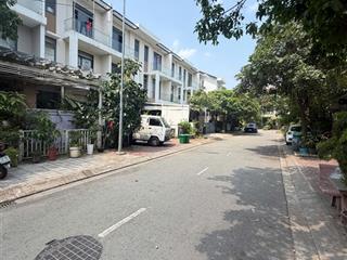 Bán nhà phố 1 trệt 3 lầu khu dân cư hưng phú góc 3 mặt tiền ngã tư  phía sau view công viên