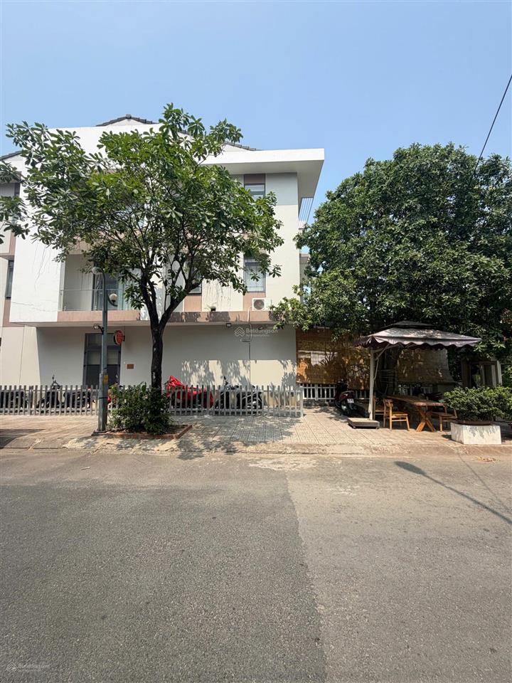 Bán nhà phố 1 trệt 3 lầu khu dân cư hưng phú góc 3 mặt tiền ngã tư  phía sau view công viên