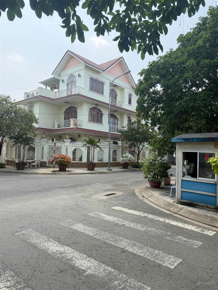 Bán nhà phố 1 trệt 3 lầu khu dân cư hưng phú góc 3 mặt tiền ngã tư  phía sau view công viên