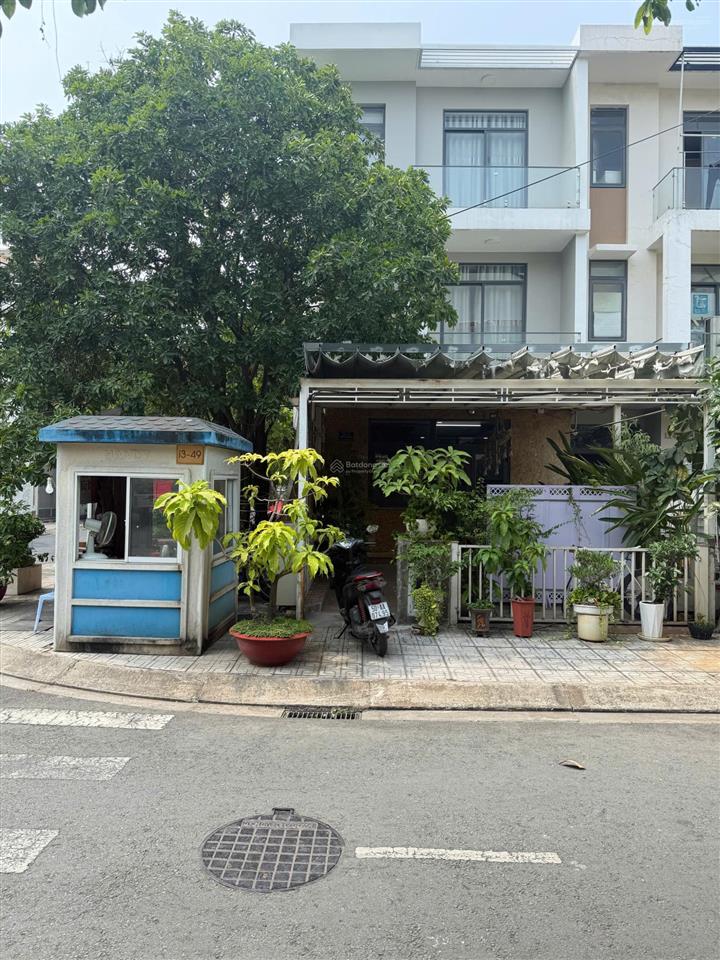 Bán nhà phố 1 trệt 3 lầu khu dân cư hưng phú góc 3 mặt tiền ngã tư  phía sau view công viên