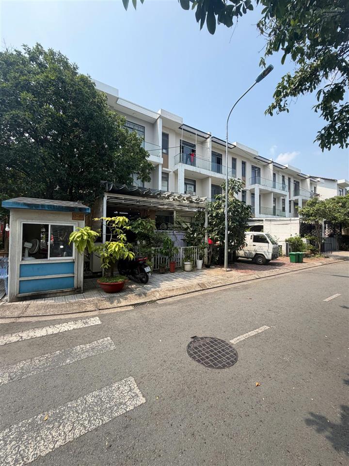 Bán nhà phố 1 trệt 3 lầu khu dân cư hưng phú góc 3 mặt tiền ngã tư  phía sau view công viên