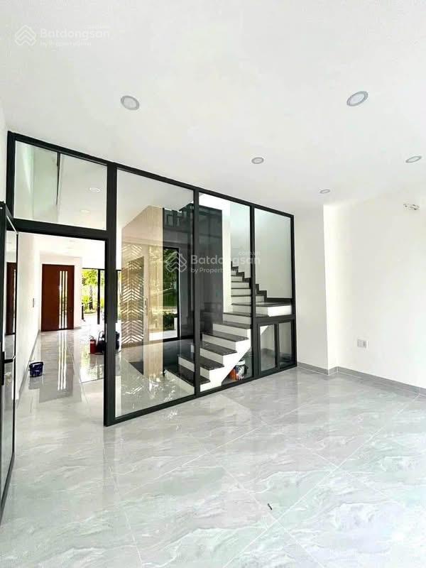 Quận 2  khu global city  cho thuê nhà global city nguyên căn 5 tầng có thang máy