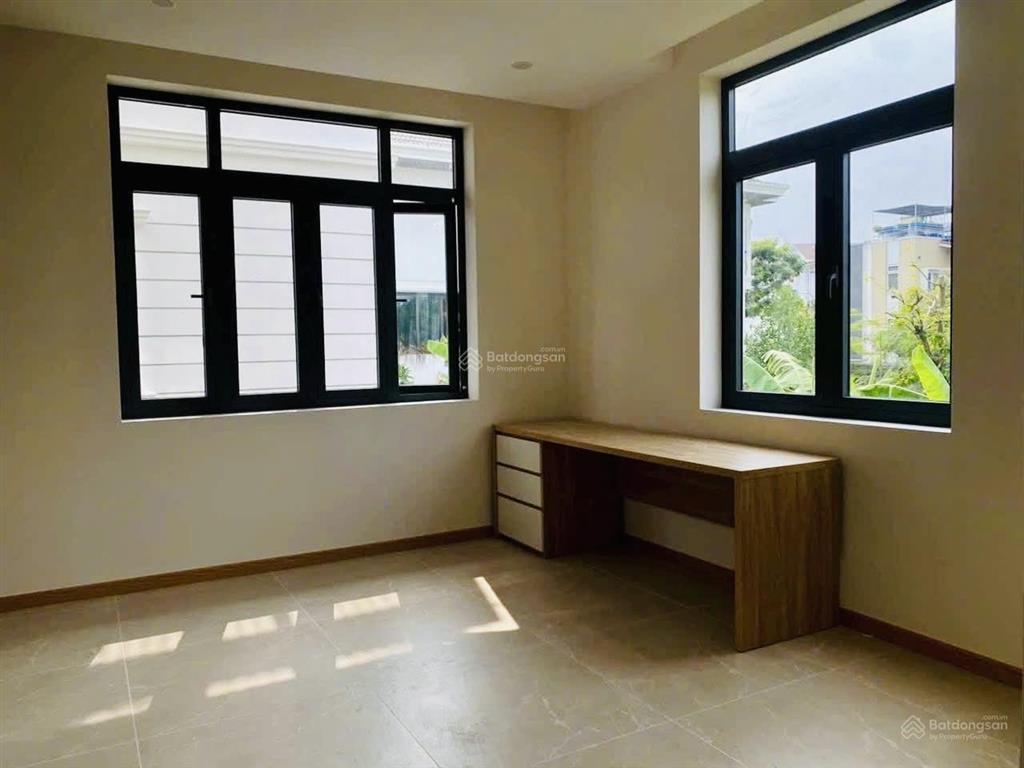 Quận 9 (giáp quận 2)  cho thuê biệt thự liên phường gần khu global city  size 4pn 3wc