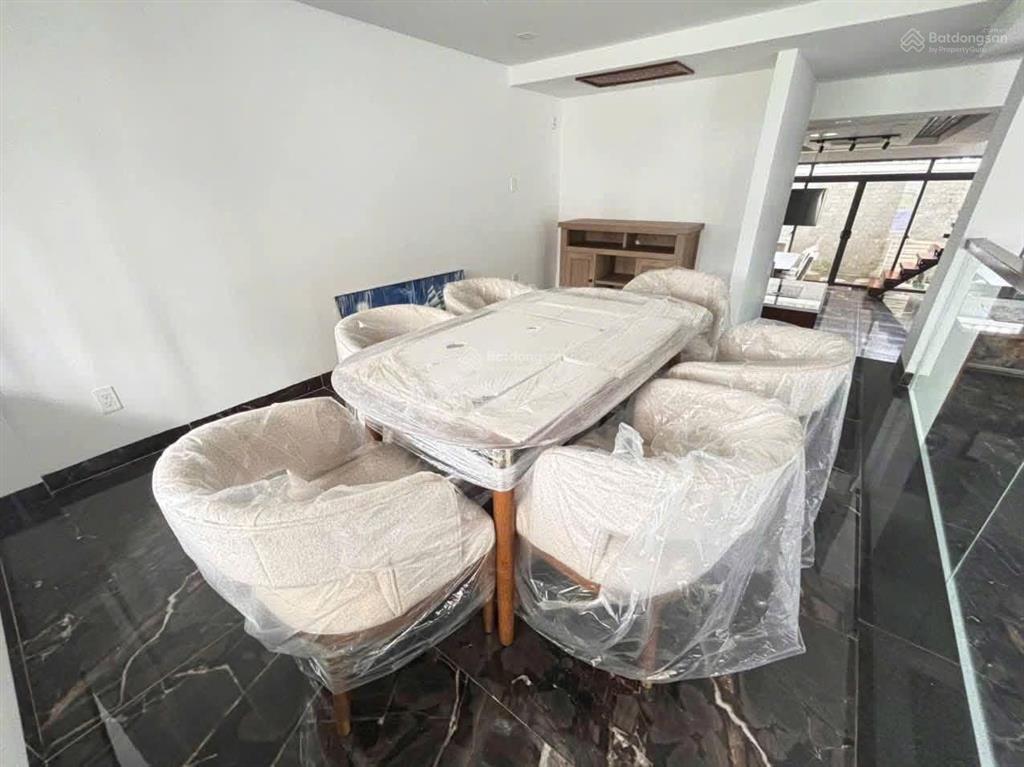 Cho thuê biệt thự đơn lập gần global city 12 phòng full nội thất mới  có sân vườn nhỏ & thang máy