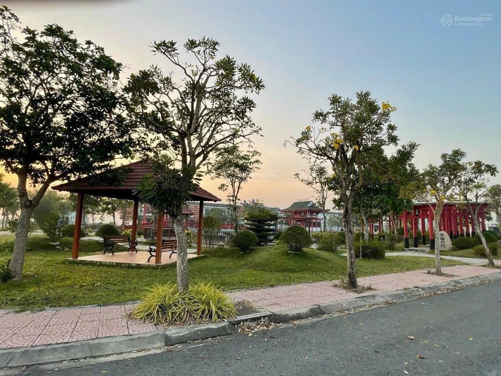 Hàng ngộp! khách kẹt tc gửi bán gấp. giá 1tỷ100/nền, dt=80m2, shr, cạnh quỹ đất vingroup đức hòa