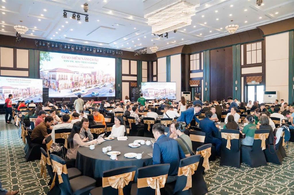 Nhà phố 1 trệt 3 lầu  giá 5,3 tỷ  sở hữu lầu dài  vị trí cực đẹp gần công viên trí thức