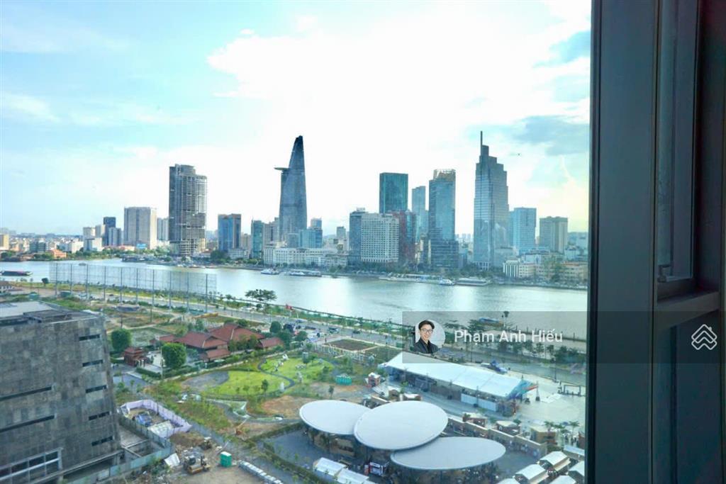 Đây là căn 2pn view q1 trục đẹp nhất  ban công lớn gần sông, trục 08 phát tài cực tốt