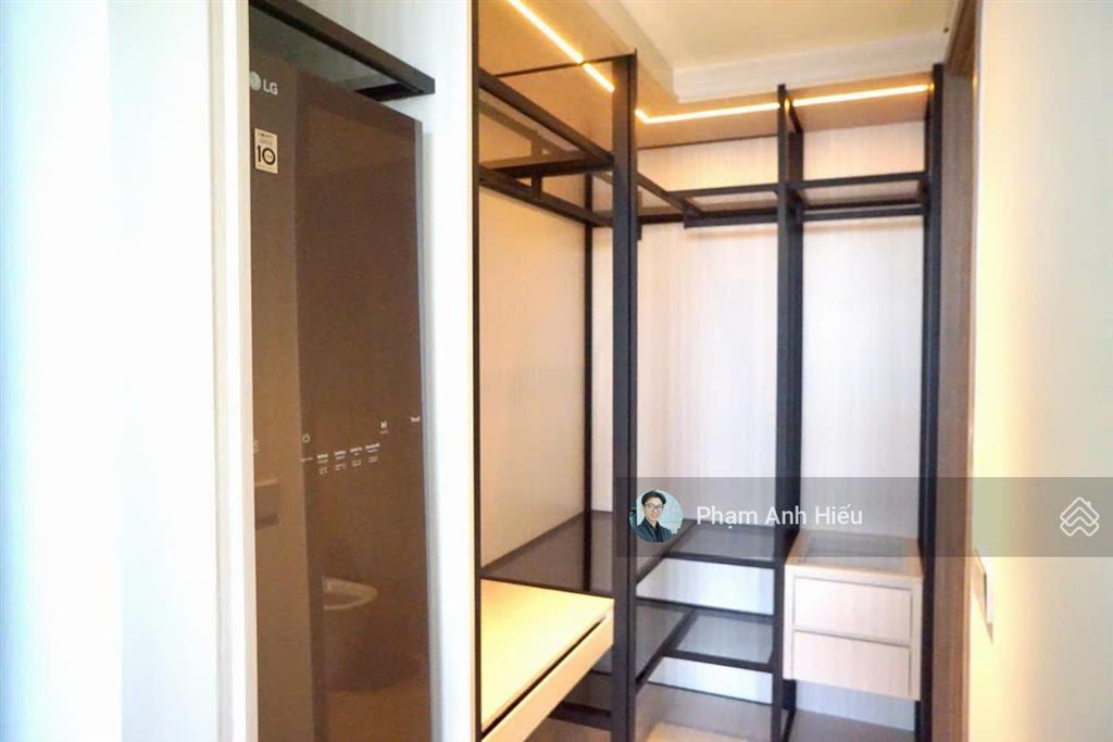 Đây là căn 2pn view q1 trục đẹp nhất  ban công lớn gần sông, trục 08 phát tài cực tốt