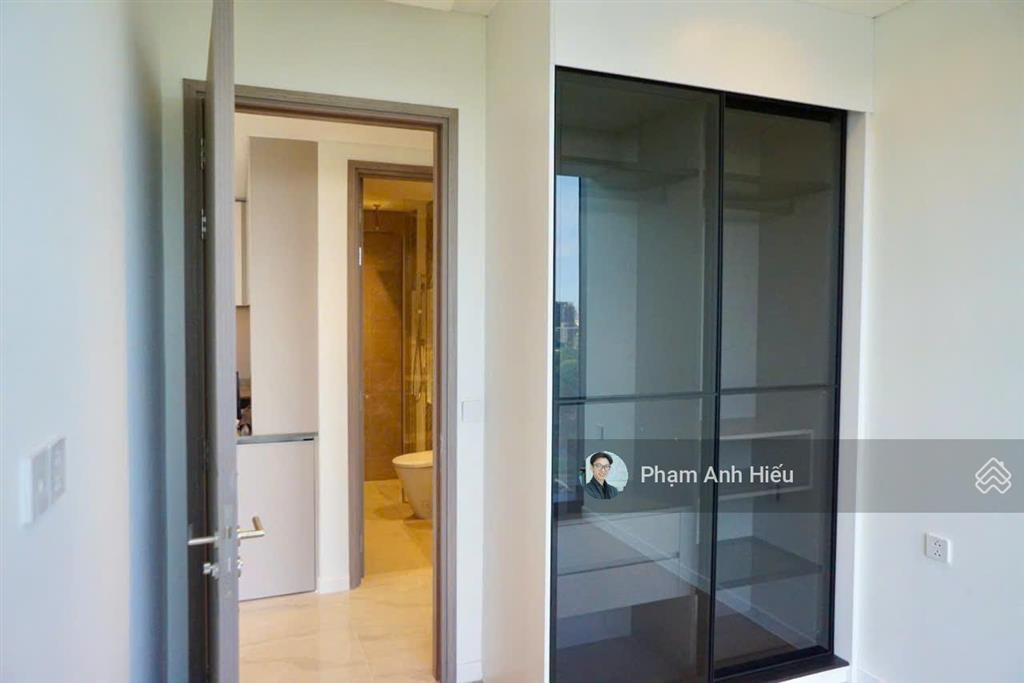 Đây là căn 2pn view q1 trục đẹp nhất  ban công lớn gần sông, trục 08 phát tài cực tốt