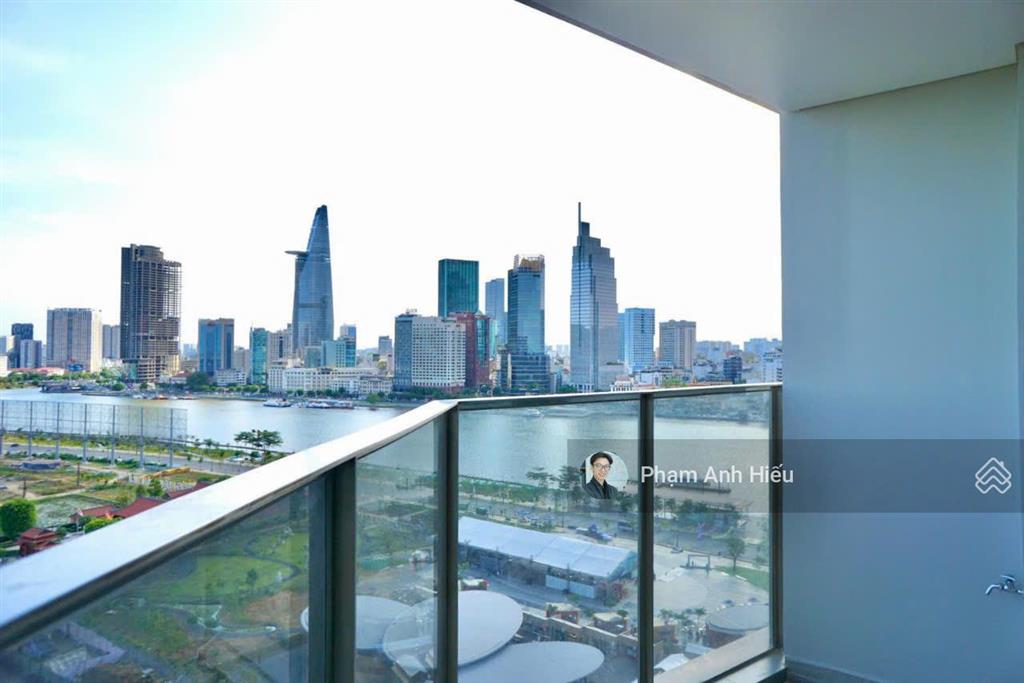 Đây là căn 2pn view q1 trục đẹp nhất  ban công lớn gần sông, trục 08 phát tài cực tốt
