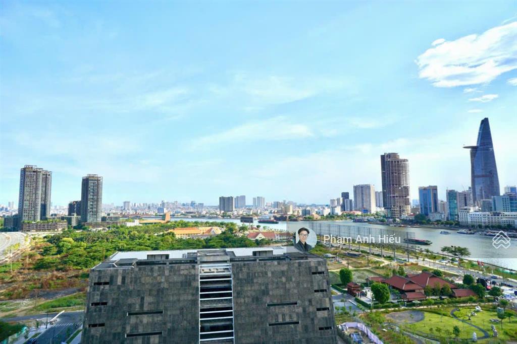 Đây là căn 2pn view q1 trục đẹp nhất  ban công lớn gần sông, trục 08 phát tài cực tốt