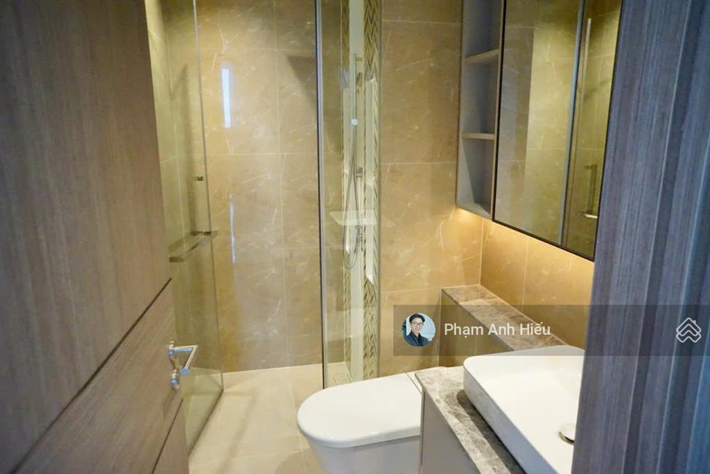 Đây là căn 2pn view q1 trục đẹp nhất  ban công lớn gần sông, trục 08 phát tài cực tốt