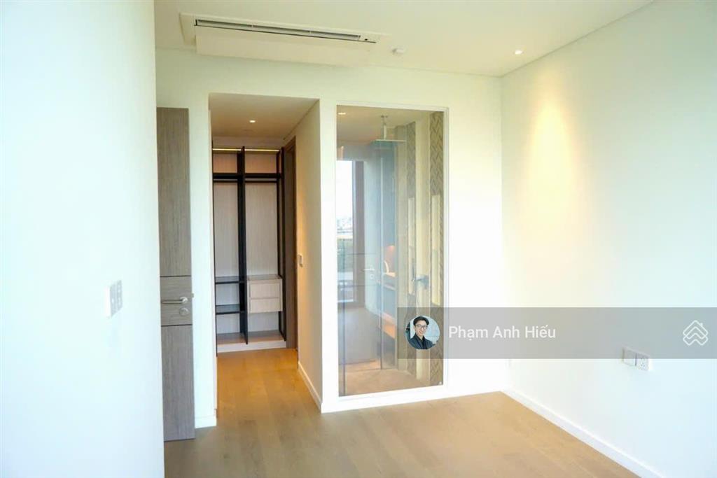 Đây là căn 2pn view q1 trục đẹp nhất  ban công lớn gần sông, trục 08 phát tài cực tốt