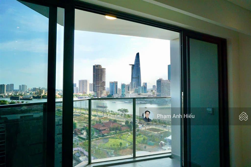 Đây là căn 2pn view q1 trục đẹp nhất  ban công lớn gần sông, trục 08 phát tài cực tốt