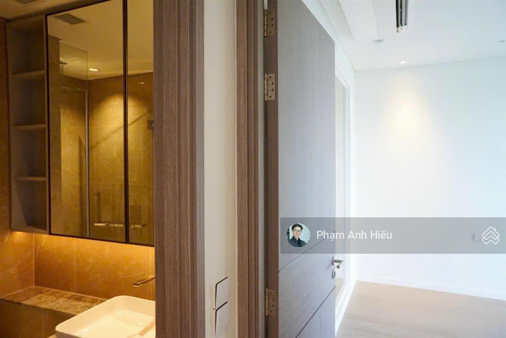 Đây là căn 2pn view q1 trục đẹp nhất  ban công lớn gần sông, trục 08 phát tài cực tốt