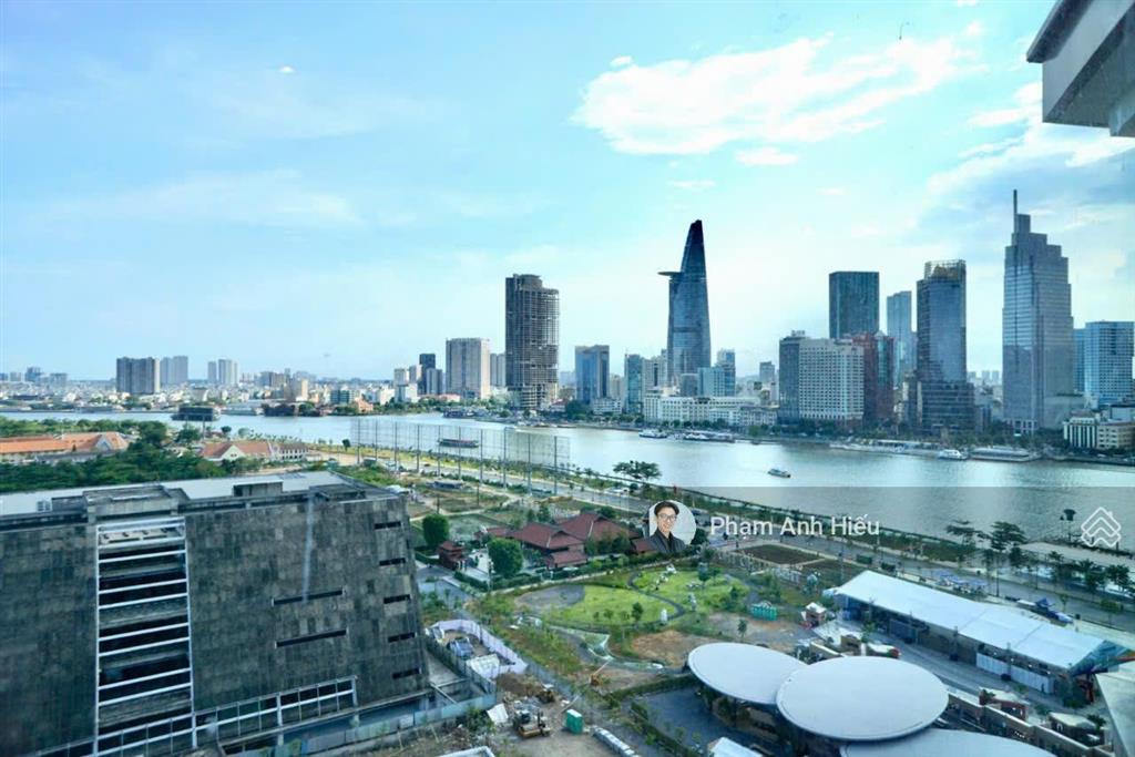 Đây là căn 2pn view q1 trục đẹp nhất  ban công lớn gần sông, trục 08 phát tài cực tốt