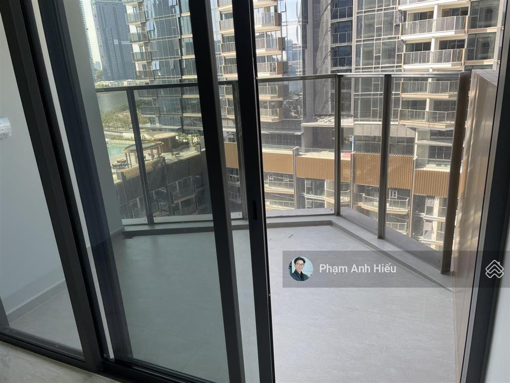 1pn điển hình view sông sài gòn, hồ bơi và cầu ba son. hướng mát cả ngày không nắng