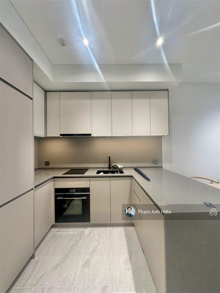 1pn điển hình view sông sài gòn, hồ bơi và cầu ba son. hướng mát cả ngày không nắng