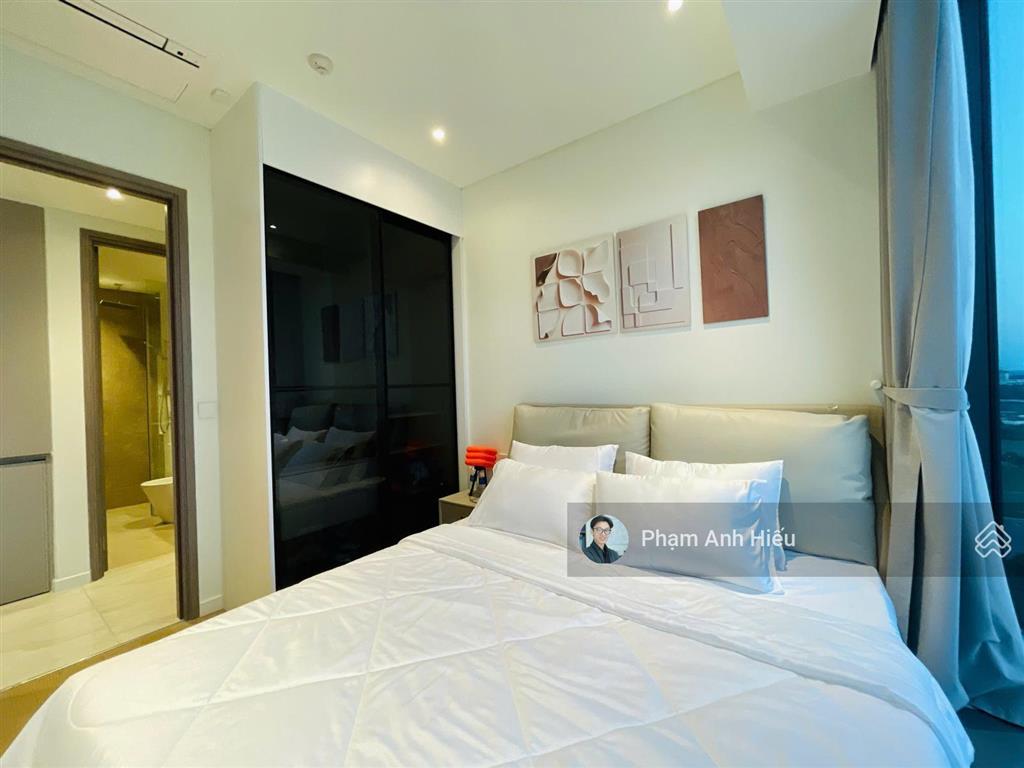 Đây là căn 2pn view q1 trục đẹp  ban công lớn gần sông, trục 08 phát tài cực tốt