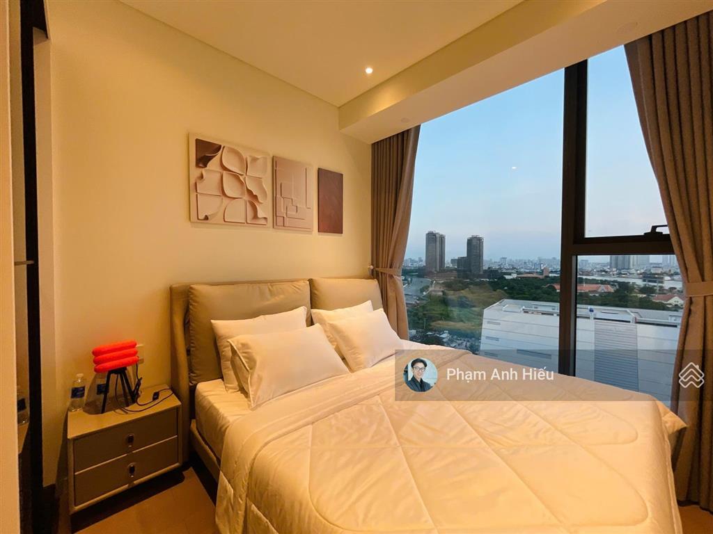 Đây là căn 2pn view q1 trục đẹp  ban công lớn gần sông, trục 08 phát tài cực tốt