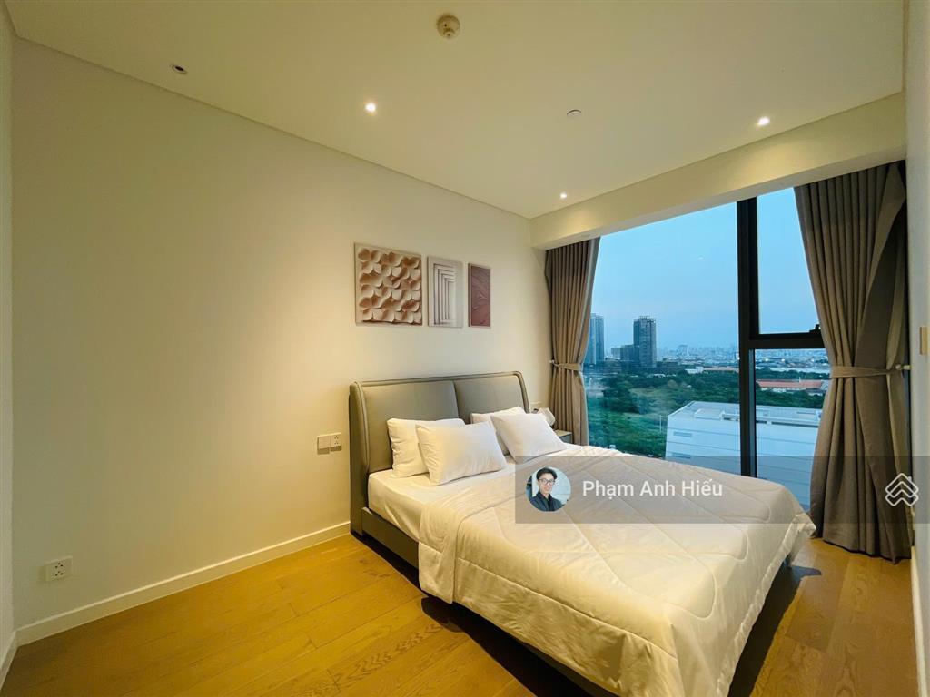 Đây là căn 2pn view q1 trục đẹp  ban công lớn gần sông, trục 08 phát tài cực tốt