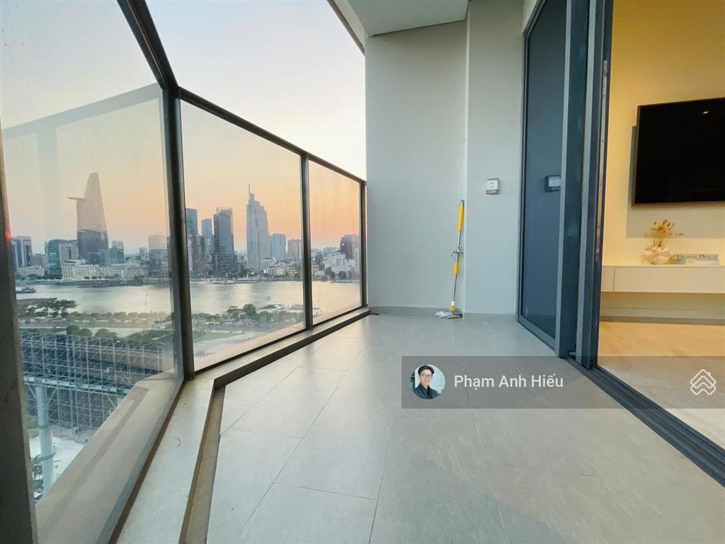Đây là căn 2pn view q1 trục đẹp  ban công lớn gần sông, trục 08 phát tài cực tốt