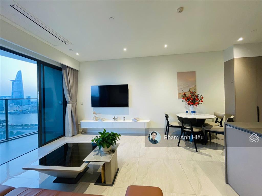 Đây là căn 2pn view q1 trục đẹp  ban công lớn gần sông, trục 08 phát tài cực tốt